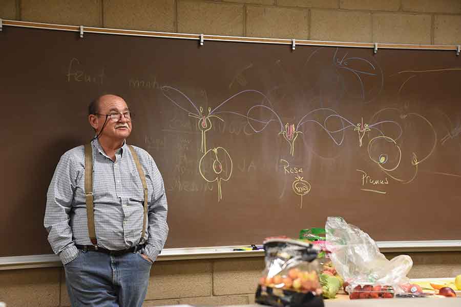 Jim Folsom teaching a Botanical Artists Guild of Southern California workshop in 2019. Photograph by Gayle Uyehara.
